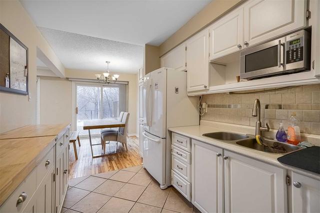 26 Carisbrooke Crt, Townhouse with 3 bedrooms, 3 bathrooms and 2 parking in Brampton ON | Image 9