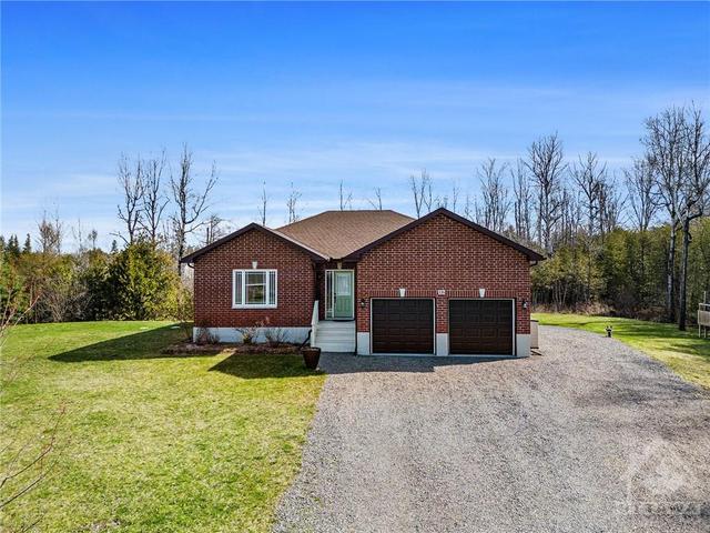 16 Cedar Rail Crescent, House detached with 3 bedrooms, 3 bathrooms and 6 parking in North Grenville ON | Image 2