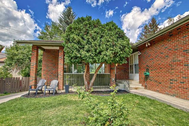 2420 Palismount Place Sw, House detached with 4 bedrooms, 3 bathrooms and 4 parking in Calgary AB | Image 1
