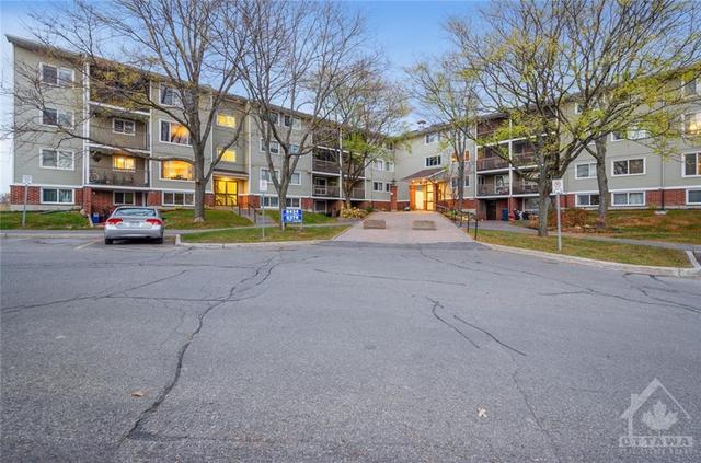 6434 Bilberry Drive, Condo with 2 bedrooms, 2 bathrooms and 1 parking in Ottawa ON | Image 2