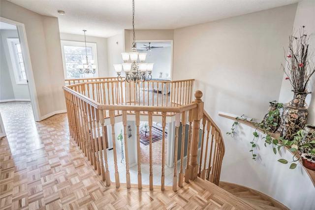 5668 Turney Dr, House detached with 4 bedrooms, 3 bathrooms and 4 parking in Mississauga ON | Image 2