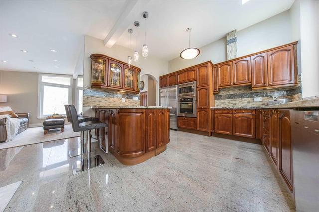 170 Brookbanks Dr, House detached with 3 bedrooms, 5 bathrooms and 6 parking in Toronto ON | Image 4