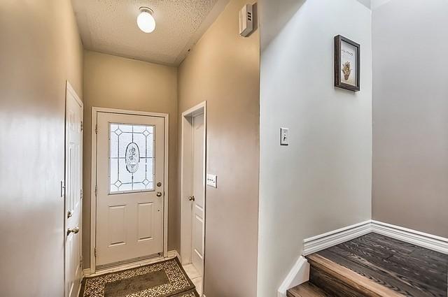70 Hartford Cres, House attached with 3 bedrooms, 2 bathrooms and 2 parking in Newmarket ON | Image 4