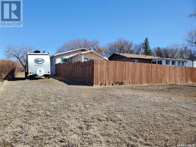 4574 Price Avenue, House detached with 3 bedrooms, 1 bathrooms and null parking in Gull Lake SK | Image 32