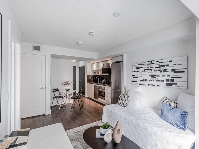 1215 - 9 Mabelle Ave, Condo with 1 bedrooms, 1 bathrooms and 1 parking in Toronto ON | Image 6