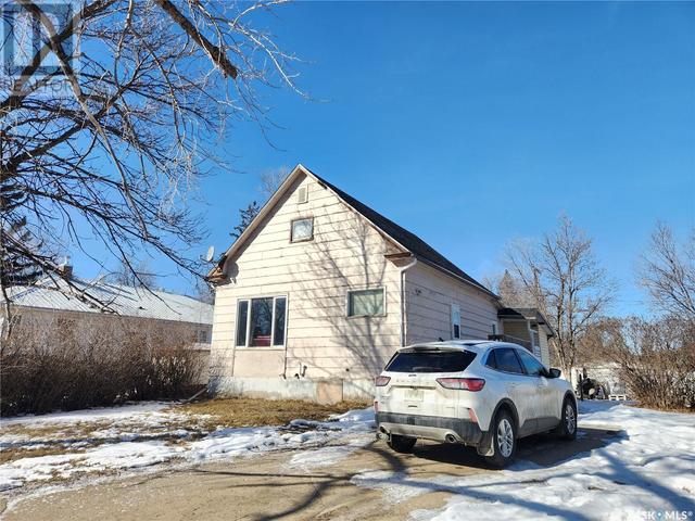 416 Main Street, House detached with 5 bedrooms, 2 bathrooms and null parking in Radville SK | Image 1