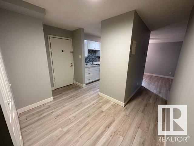 103 - 10631 105 St Nw, Condo with 2 bedrooms, 1 bathrooms and null parking in Edmonton AB | Image 3