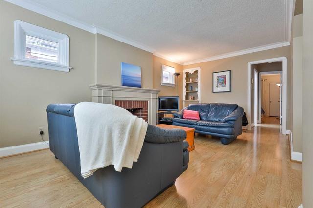 594 Broadway Ave, House detached with 2 bedrooms, 1 bathrooms and 2 parking in Toronto ON | Image 3