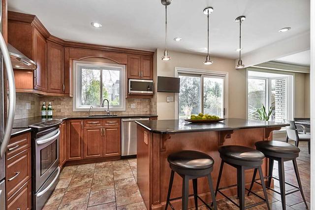 1454 Willowdown Rd, House detached with 3 bedrooms, 2 bathrooms and 8 parking in Oakville ON | Image 3