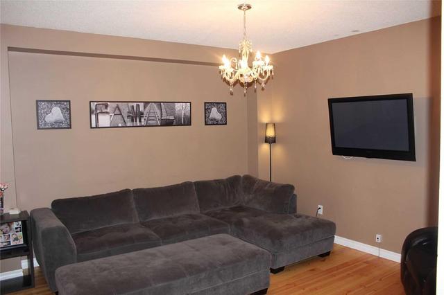 40 Ferguson Pl, House detached with 3 bedrooms, 3 bathrooms and 1 parking in Brampton ON | Image 2
