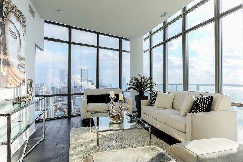 ph 5010 - 832 Bay St, Condo with 3 bedrooms, 2 bathrooms and 1 parking in Toronto ON | Image 3