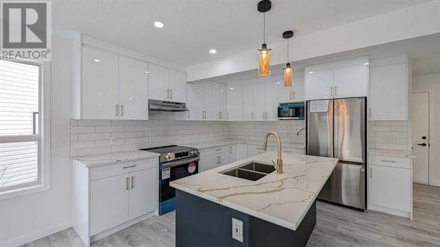 102 Somercrest Circle Sw, House detached with 5 bedrooms, 3 bathrooms and 2 parking in Calgary AB | Image 9