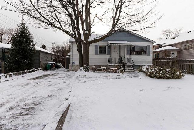 1068 Strathy Ave, House detached with 2 bedrooms, 2 bathrooms and 4 parking in Mississauga ON | Image 2