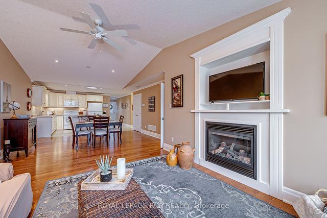 82 Greenway Dr, House attached with 2 bedrooms, 2 bathrooms and 2 parking in Wasaga Beach ON | Image 4