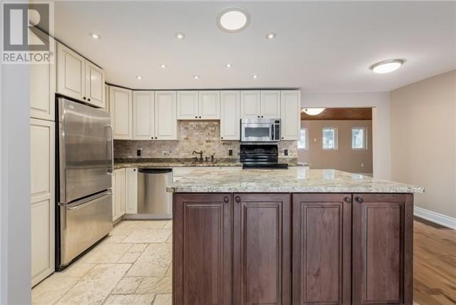 687 9th Line, House detached with 3 bedrooms, 2 bathrooms and 6 parking in Innisfil ON | Image 2