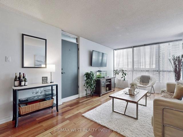 1111 - 10 Martha Eaton Way, Condo with 3 bedrooms, 2 bathrooms and 1 parking in Toronto ON | Image 2