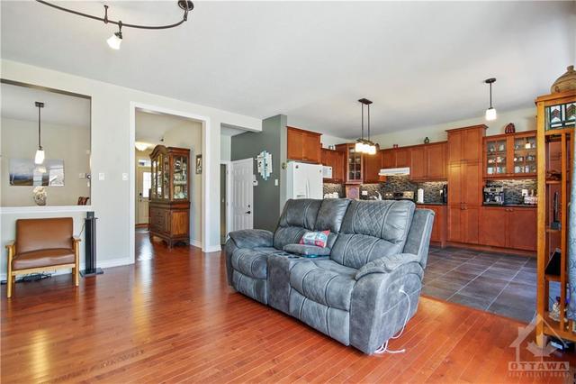 568 Dundonald Drive, House detached with 3 bedrooms, 4 bathrooms and 4 parking in Ottawa ON | Image 12
