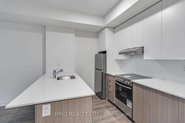 101 - 120 Canon Jackson Dr, Townhouse with 1 bedrooms, 1 bathrooms and 1 parking in Toronto ON | Image 2