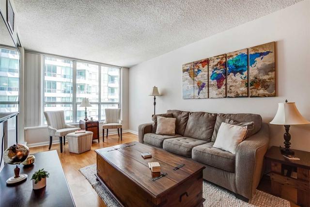 820 - 230 Queens Quay W, Condo with 1 bedrooms, 1 bathrooms and 1 parking in Toronto ON | Image 3