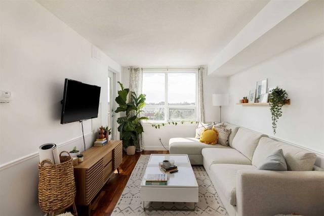 406 - 4 Elsinore Path, Condo with 1 bedrooms, 1 bathrooms and 1 parking in Toronto ON | Image 5