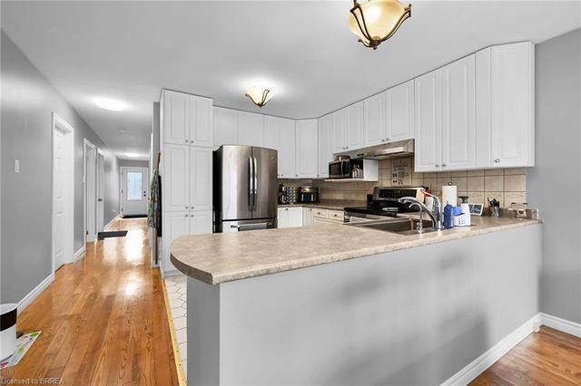 196 a Grand River Avenue, House detached with 2 bedrooms, 1 bathrooms and 2 parking in Brantford ON | Image 2
