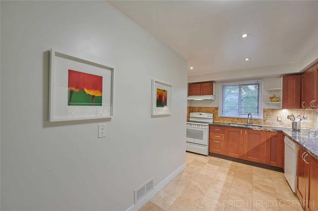 10 Lofty Hillway, Townhouse with 3 bedrooms, 3 bathrooms and 2 parking in Toronto ON | Image 27