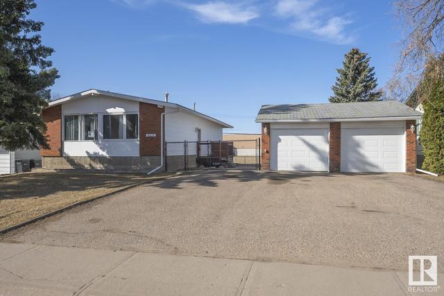 4814 51 Av, House detached with 4 bedrooms, 2 bathrooms and null parking in Cold Lake AB | Image 1