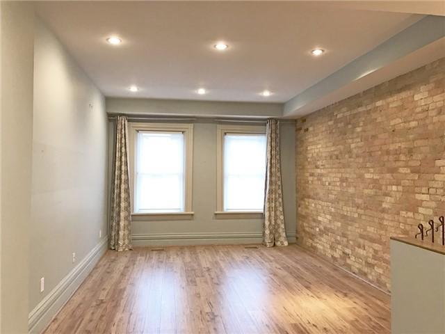 Upper - 244 Queen St E, Condo with 3 bedrooms, 1 bathrooms and null parking in Toronto ON | Image 3