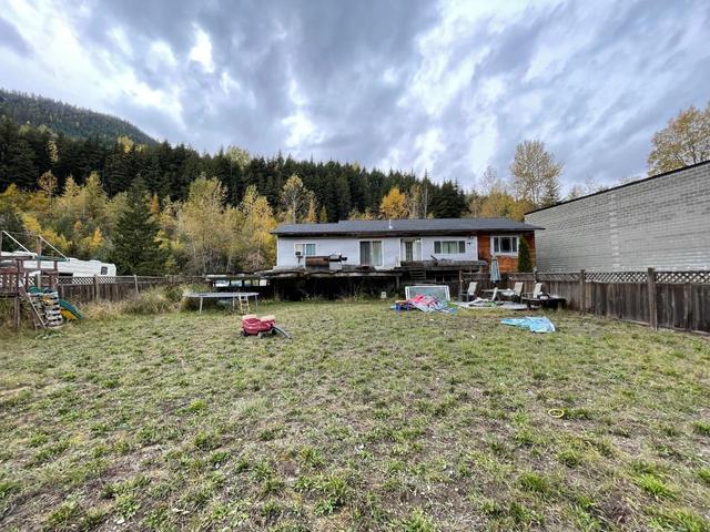 3340 Highway 6, House detached with 5 bedrooms, 3 bathrooms and null parking in Central Kootenay E BC | Image 34