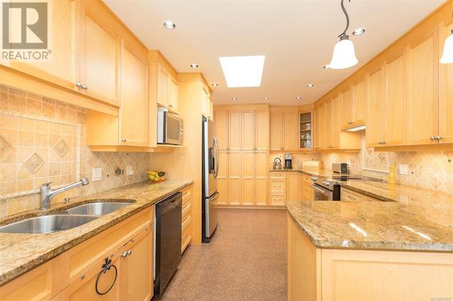 808 - 2829 Arbutus Rd, House attached with 3 bedrooms, 3 bathrooms and 2 parking in Saanich BC | Image 34