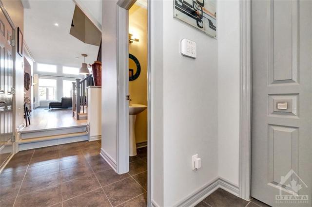 1186 Tischart Crescent, Townhouse with 3 bedrooms, 3 bathrooms and 3 parking in Ottawa ON | Image 4