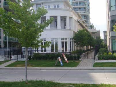 th 2 - 2067 Lake Shore Blvd W, Townhouse with 3 bedrooms, 2 bathrooms and 2 parking in Toronto ON | Image 1