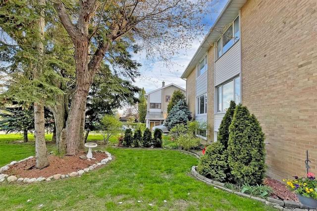 8 Wren Crt, House semidetached with 3 bedrooms, 3 bathrooms and 4 parking in Toronto ON | Image 34