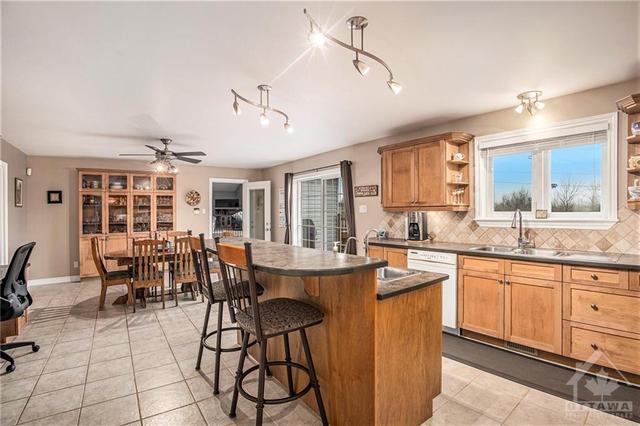 11961 Cloverdale Road, House detached with 4 bedrooms, 3 bathrooms and 12 parking in North Dundas ON | Image 10