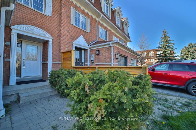 3319 Southwick St, House attached with 3 bedrooms, 3 bathrooms and 3 parking in Mississauga ON | Image 1