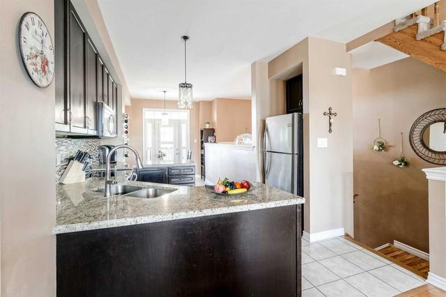 7116 Triumph Lane, Townhouse with 3 bedrooms, 3 bathrooms and 2 parking in Mississauga ON | Image 2