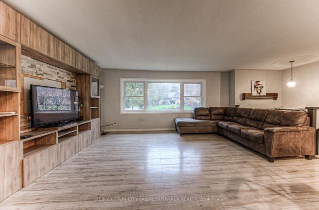 2 Centre St, House detached with 3 bedrooms, 2 bathrooms and 8 parking in Brant ON | Image 3