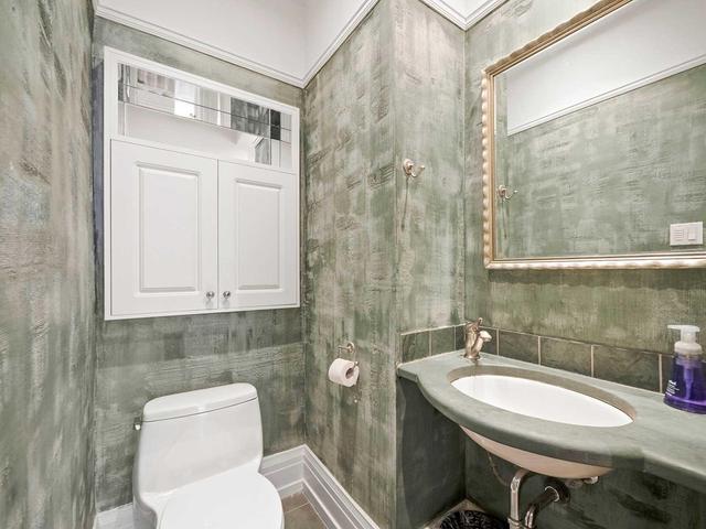 22 Lytton Blvd, House detached with 5 bedrooms, 4 bathrooms and 4 parking in Toronto ON | Image 12
