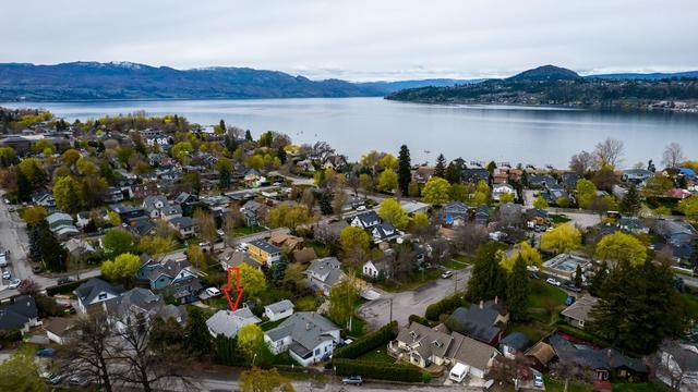 1972 Knox Crescent, House detached with 4 bedrooms, 2 bathrooms and 2 parking in Kelowna BC | Image 3