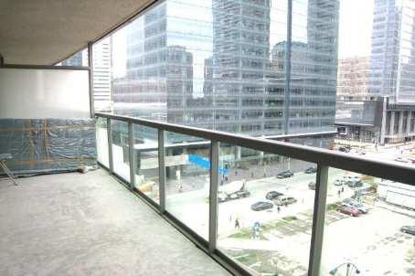 809 - 30 Grand Trunk Cres, Condo with 2 bedrooms, 1 bathrooms and 1 parking in Toronto ON | Image 6