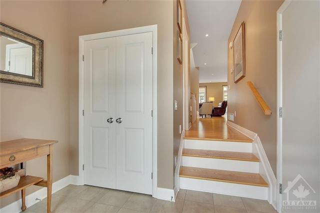 447 Kilspindie Ridge, Townhouse with 3 bedrooms, 4 bathrooms and 3 parking in Ottawa ON | Image 2