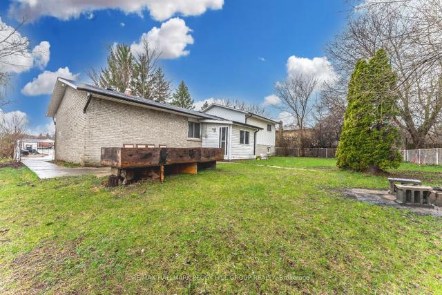 203 Phillips St, House detached with 3 bedrooms, 2 bathrooms and 7 parking in Barrie ON | Image 3