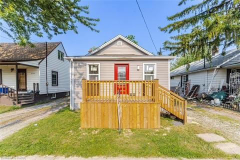 4134 Martin Avenue, House detached with 2 bedrooms, 1 bathrooms and 3 parking in Niagara Falls ON | Card Image
