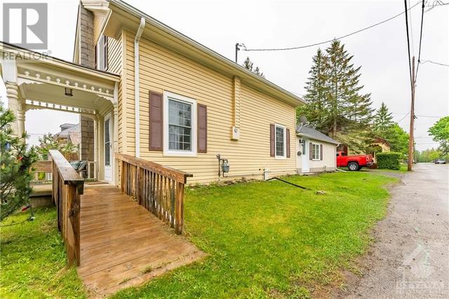 206 Drummond Street E, House detached with 3 bedrooms, 1 bathrooms and 2 parking in Merrickville Wolford ON | Image 5