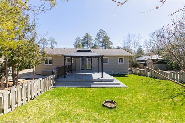 6782 East Parkway Drive, House detached with 5 bedrooms, 2 bathrooms and 16 parking in Lambton Shores ON | Image 37