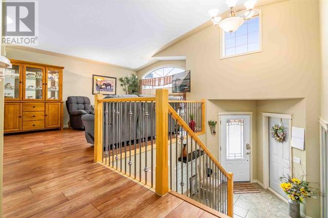 372, East 6 Avenue, House detached with 5 bedrooms, 3 bathrooms and 5 parking in Cypress County AB | Image 3