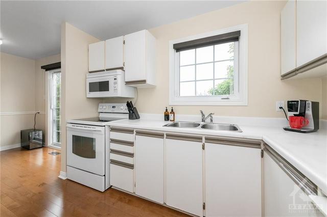 1521 Fisher Avenue, Townhouse with 3 bedrooms, 3 bathrooms and 1 parking in Ottawa ON | Image 10