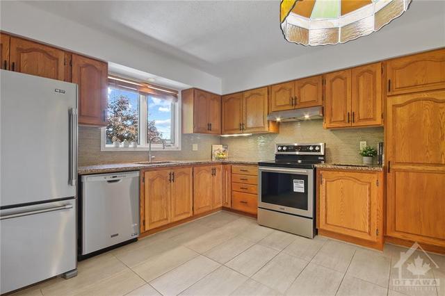 16 Oakley Avenue, Townhouse with 3 bedrooms, 3 bathrooms and 3 parking in Ottawa ON | Image 12
