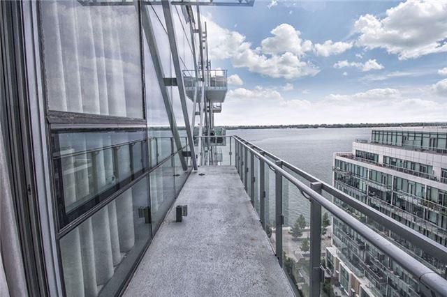 Sph1304 - 39 Queens Quay W, Condo with 2 bedrooms, 2 bathrooms and 1 parking in Toronto ON | Image 2