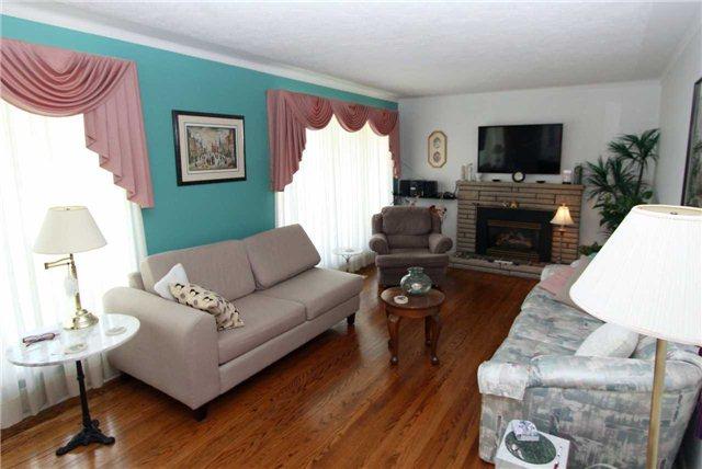 833 Centre St N, House detached with 3 bedrooms, 2 bathrooms and 6 parking in Whitby ON | Image 6